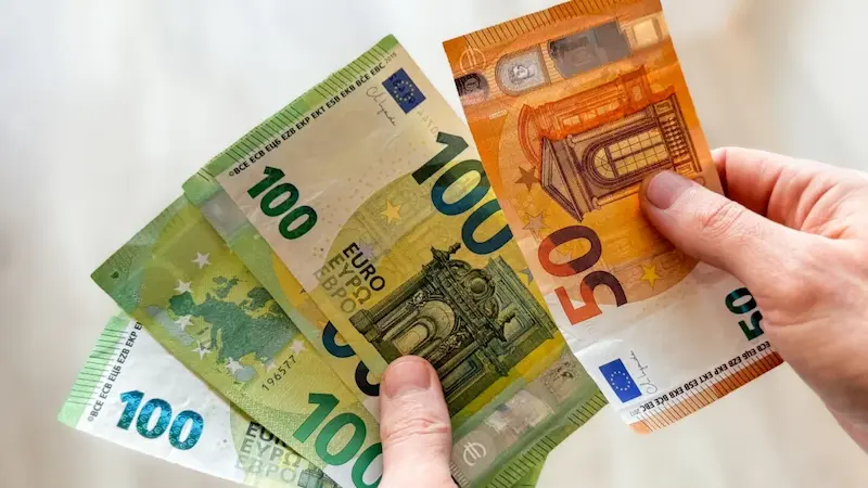 Eurové bankovky – náklady na ťažbu bitcoinu