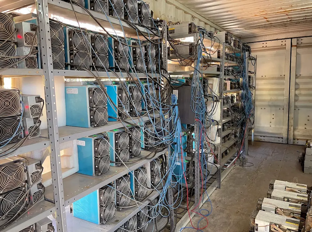 Hosting ASIC minerov – ťažobné stroje zapojené v datacentre