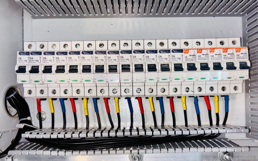 Rad ističov v elektrickom rozvádzači s farebne označenými vodičmi